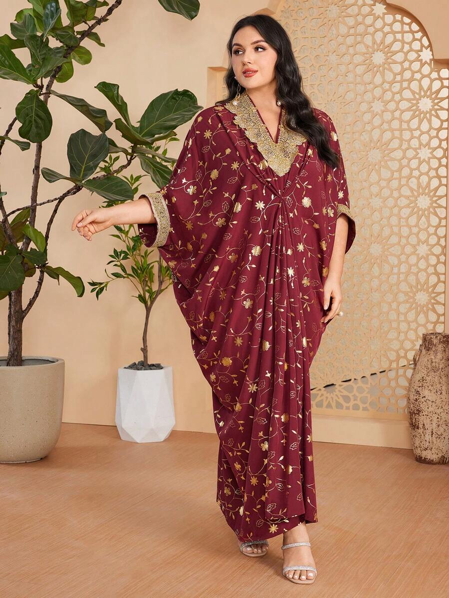 Elegancka sukienka maxi w dużym rozmiarze z dekoltem w serek i rękawami typu nietoperz, asymetryczna, marszczona, ozdobiona złotym nadrukiem kwiatowym, wykonana z tkaniny tkanej - Burgund - Zobacz 1