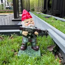 1 Peça, Estátuas de Gnomos de Jardim - Estilo. Estatuetas de Gnomos Segurando Armas, Adicionando uma Cenário Único ao Gramado. Artesanato de Gnomos Bonitos para Decoração Doméstica. Ornamentos de Escultura de Duendes de Chapéu Vermelho para Uso Externo e no Jardim. Itens Divertidos e Maravilhosos para Decoração de Pátio e Jardim, com Destaque para Gnomos em Posições Militares. Também Adequado para Decorar a Sala de Estar e o Hall de Entrada