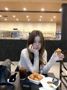 女士纯色白色镂空长袖蕾丝吊带背心，适合初秋叠穿，春季穿着 - 白色 - 查看 3