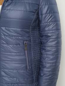 Chaqueta acolchada con capucha desmontable e inserciones elásticas - Azul Marino - Ver 5