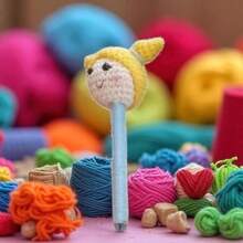 Pluma decorada crochet personaje tejido a mano original colorido kawaii escolar oficina regalo creativo - Celeste - Ver 1
