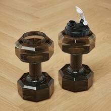 1个550/1500/2200毫升黑色注水/注沙可调节重量哑铃健身水壶，多功能便携式手臂训练工具，塑料哑铃家用健身房双用途手臂肌肉训练健身器材。