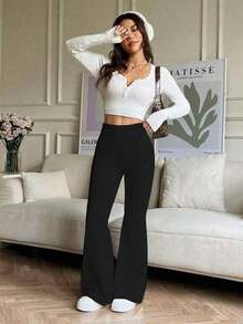 Calça flare bailarina, cós alto, na cor preta. - Preto - Visão 3