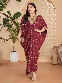 Elegancka sukienka maxi w dużym rozmiarze z dekoltem w serek i rękawami typu nietoperz, asymetryczna, marszczona, ozdobiona złotym nadrukiem kwiatowym, wykonana z tkaniny tkanej - Burgund - Zobacz 6