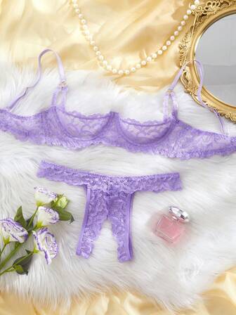 女士性感蕾丝设计内衣套装，包含诱人的镂空和丁字裤，舒适紧身，适合浪漫之旅和梦幻之夜