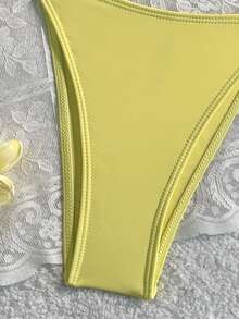 Maiô Bikini de 2 peças com top halter e parte de baixo sem costas amarrado, na cor amarelo manteiga, para mulheres. Ideal para verão, praia, férias, looks de verão para mulheres, roupas de praia para mulheres, roupa de banho com efeito push up.