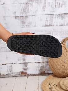 Màu be nhẹ nhàng, cảm giác thoải mái, thiết kế khóa đôi thời trang dễ dàng điều chỉnh, đế giày mềm mại mang lại cảm giác như đang đi trên mây, cực kỳ thoải mái khi mang hàng ngày, khi đi chơi ở nhà hoặc đi dạo. Ngoài ra còn có màu hồng, đen và xanh để bạn lựa chọn. - Màu Khaki - Xem 8