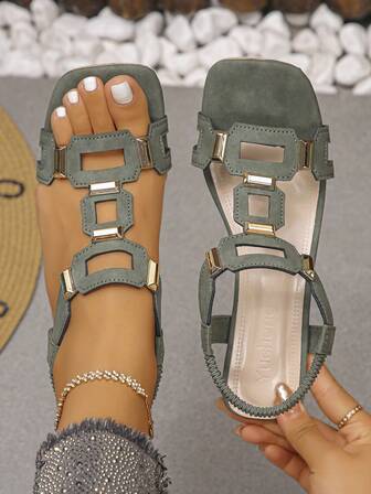 Un par de sandalias de tacón alto con cristales y hebillas decorativas, elegantes y cómodas para mujeres. Adecuadas para el ocio diario y también para fiestas, banquetes o citas por la noche. Un artículo imprescindible para las mujeres