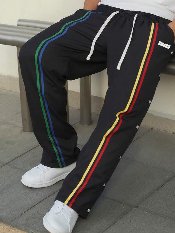 Pantalon droit décontracté ample à rayures colorées et patchwork, contrastant. Pantalon de survêtement tricoté avec décoration de bouton et étiquette de lettre, polyvalent pour le quotidien, les sorties, l'extérieur et le streetwear. Printemps automne.