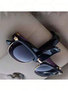 1 Kẹp che nắng ô tô hình chữ S, Giá đựng kính và thẻ đa năng, Bảo quản an toàn kính râm, thẻ tín dụng, vé đỗ xe, Hoàn hảo cho gia đình và bạn bè, Tuyệt vời cho du lịch, Chuyến đi đường dài, Quà tặng ngày lễ, Giáng sinh, Sinh nhật, Dễ lắp đặt, Phù hợp với mọi loại xe, Giữ những vật dụng cần thiết trong tầm tay, Phụ kiện ô tô thời trang và thiết thực, Vật dụng không thể thiếu cho người lái xe, Thuận tiện cho việc đi lại hàng ngày, Bền và nhẹ, Lý tưởng cho cả nam và nữ. - Nhiều màu - Xem 2