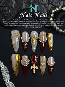 NAIO 长款杏仁形按压式指甲，手工制作，充满Y2K少女风情，配以黄色、金色、酒红色指甲尖、法式指甲尖，以及不对称液态金属图案。图案包含十字架、宝石、仙女棒、珠子、心形和星芒等设计。 - 彩色 - 查看 4