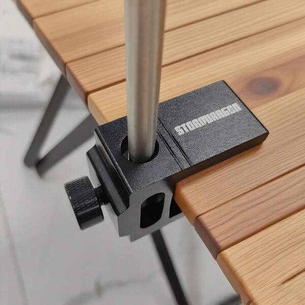 Abrazadera para camping al aire libre - Material de aleación de aluminio, adecuada para un grosor de mesa de 0-30 mm, orificio de expansión de 12 mm que soporta la instalación de lámpara/soporte (fijación rápida sin herramientas)