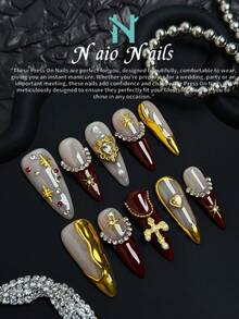NAIO 长款杏仁形按压式指甲，手工制作，充满Y2K少女风情，配以黄色、金色、酒红色指甲尖、法式指甲尖，以及不对称液态金属图案。图案包含十字架、宝石、仙女棒、珠子、心形和星芒等设计。 - 彩色 - 查看 2