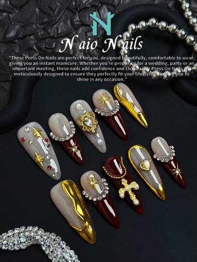 NAIO 长款杏仁形按压式指甲，手工制作，充满Y2K少女风情，配以黄色、金色、酒红色指甲尖、法式指甲尖，以及不对称液态金属图案。图案包含十字架、宝石、仙女棒、珠子、心形和星芒等设计。