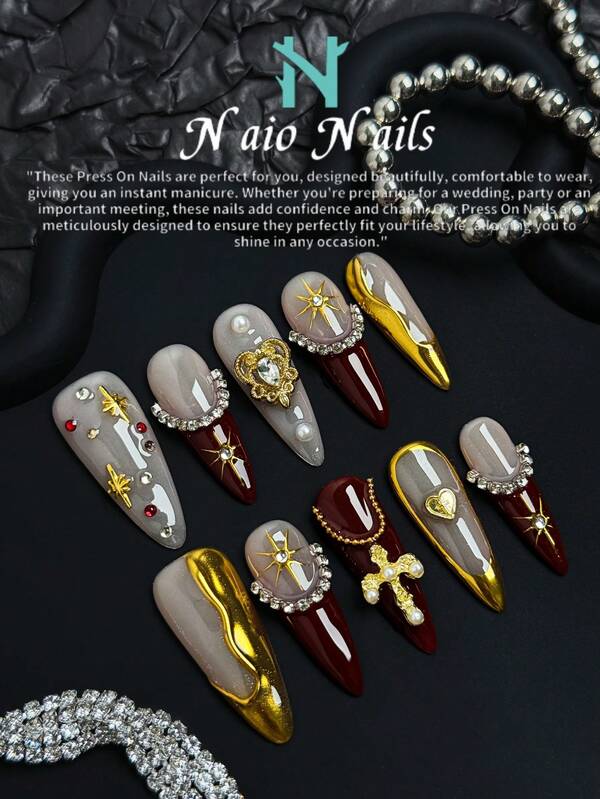 NAIO 长款杏仁形按压式指甲，手工制作，充满Y2K少女风情，配以黄色、金色、酒红色指甲尖、法式指甲尖，以及不对称液态金属图案。图案包含十字架、宝石、仙女棒、珠子、心形和星芒等设计。