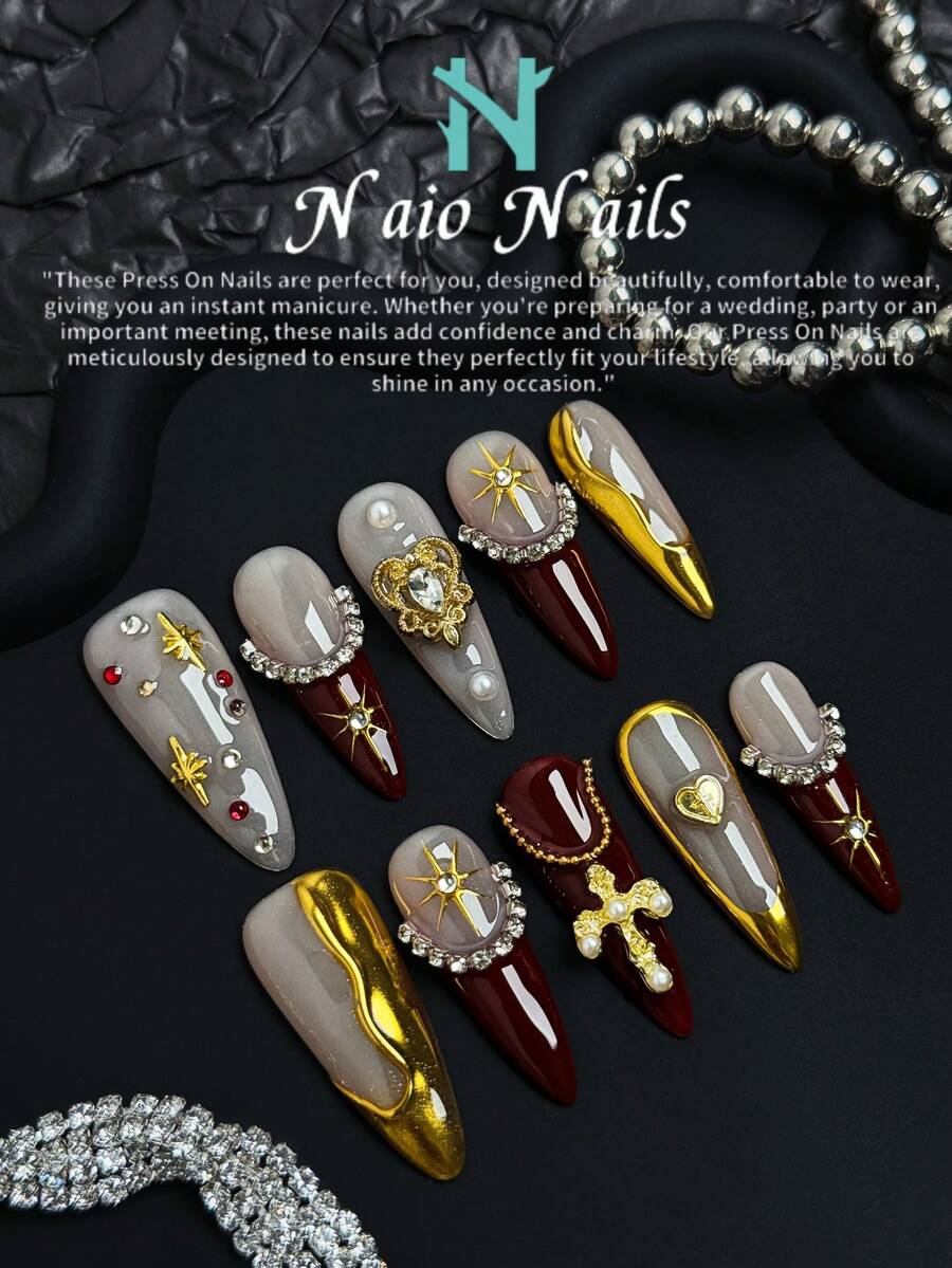 NAIO 长款杏仁形按压式指甲，手工制作，充满Y2K少女风情，配以黄色、金色、酒红色指甲尖、法式指甲尖，以及不对称液态金属图案。图案包含十字架、宝石、仙女棒、珠子、心形和星芒等设计。