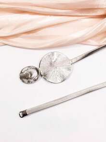 这款优雅的银色弹簧腰带，适合所有季节，是一款性感百搭的都市时尚单品。 - 銀色 - 查看 2