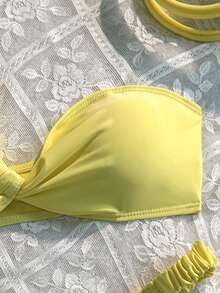 Maiô Bikini de 2 peças com top halter e parte de baixo sem costas amarrado, na cor amarelo manteiga, para mulheres. Ideal para verão, praia, férias, looks de verão para mulheres, roupas de praia para mulheres, roupa de banho com efeito push up.