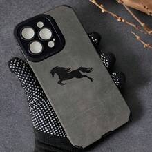 Funda de teléfono a prueba de polvo, asequible y popular con patrón de caballo negro, elegante y clásica, funda de protección personalizada y creativa, diseño a prueba de golpes y anticaídas, resistente a la suciedad y duradera, adecuada para  17/17 Pro/17 Pro Max/17 Air/ 16/16 Pro/16 Pro Max/16 Plus/ 15/15 Pro Max/15 Pro/15 Plus/ 14/14 Pro/14 Plus/14 Pro Max/ 13/13 Pro/13 Pro Max/12/12 Pro/12 Pro Max/11/11 Pro/11 Pro Max/XR/X/XS/XS Max. Es el regalo de cumpleaños perfecto para novias, novios, esposos, esposas, amigos o para uno mismo, innovador y a la moda, adecuado tanto para hombres como para mujeres. - Gris 1982 - Ver 7