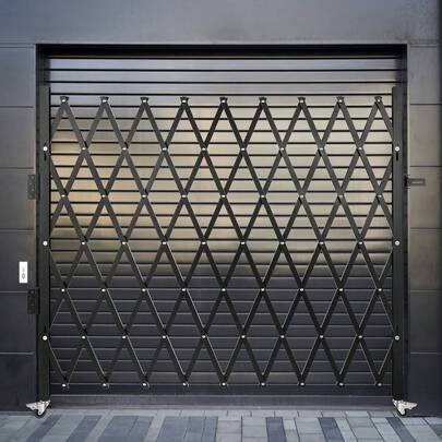 Puerta plegable extensible individual, 7.1' H x 7.1' W (85 x 85 pulgadas) Puerta de puerta plegable, Puerta de acordeón de acero, Puerta expandible flexible, Puerta de barricada rodante de 360°, Puerta/puerta de tijera con candado