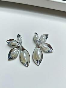 Yellow Gold Floral Earrings With Pearls And Diamonds - Classic Elegance For Special Moments - Perak - View 5