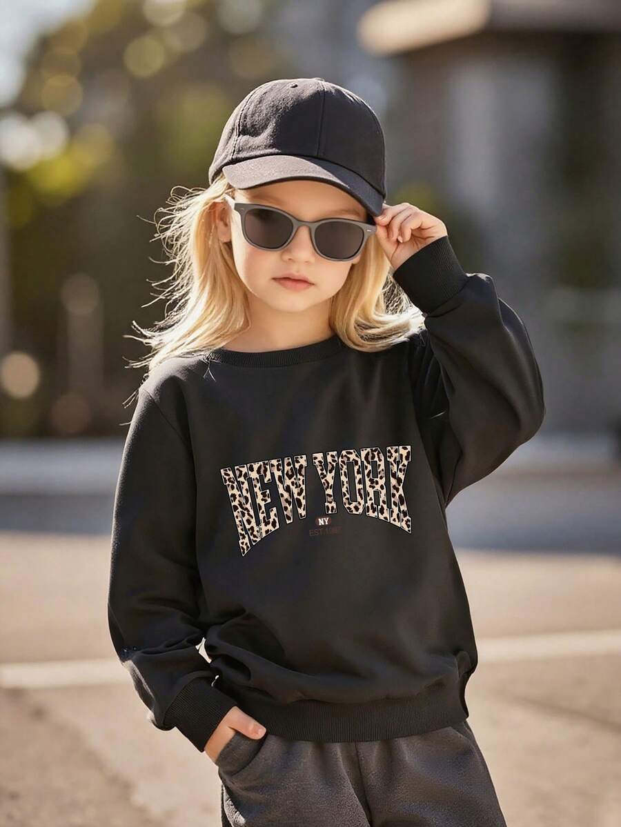 女童休闲时尚街头风经典复古豹纹“NEW YORK”城市名称字母印花圆领长袖舒适黑色卫衣上衣，适合户外运动、返校、通勤、社交聚会，春秋冬三季皆宜。