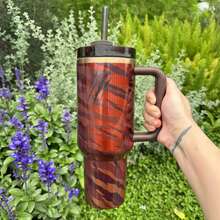 The Best Gifts For Christmas/Halloween. Souvenir GiftsTylaTyger,40OZ Stainless Steel Water Cup, Double-Layer Vacuum Insulated Handheld Cup With Handle And Straw, Suitable For Travel, Home Use, Office Use, Hot And Cold Beverages, Graduation Gifts, Teacher Gifts, Mother's Day Gifts, Birthday Gifts, And Is Also The Best Choice For Gift Giving. - 40oz/Tyla Tyger - 查看 4