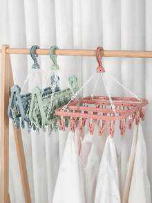 [Economia de espaço] 1 cabide multifuncional, projetado para economizar espaço e comprimir espaço, suporte de armazenamento com 32 clipes, armazenamento, cabide dobrável, secadora multifuncional, clipe de plástico à prova de vento para uso doméstico, cabide com vários clipes de meia, itens domésticos, armazenamento de viagem, cor e estilo aleatórios (PS: É normal que os clipes caiam durante o transporte e não há problemas com a qualidade do produto. Eles podem ser usados após a instalação)