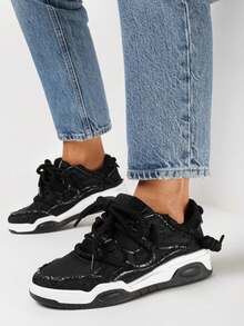 Sneaker mit breiten Schnürsenkeln, dekoriert mit Stoffeinsätzen und Perforationen - Schwarz - Übersicht 2