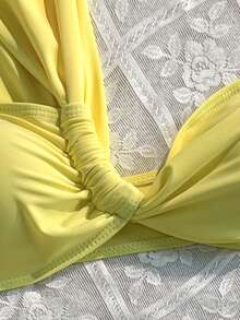 Maiô Bikini de 2 peças com top halter e parte de baixo sem costas amarrado, na cor amarelo manteiga, para mulheres. Ideal para verão, praia, férias, looks de verão para mulheres, roupas de praia para mulheres, roupa de banho com efeito push up.