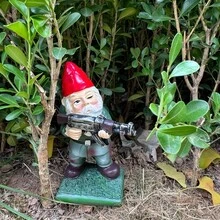 1 Peça, Estátuas de Gnomos de Jardim - Estilo. Estatuetas de Gnomos Segurando Armas, Adicionando uma Cenário Único ao Gramado. Artesanato de Gnomos Bonitos para Decoração Doméstica. Ornamentos de Escultura de Duendes de Chapéu Vermelho para Uso Externo e no Jardim. Itens Divertidos e Maravilhosos para Decoração de Pátio e Jardim, com Destaque para Gnomos em Posições Militares. Também Adequado para Decorar a Sala de Estar e o Hall de Entrada