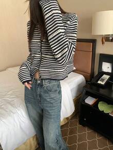 女士休闲黑白条纹拼接镂空针织开衫，时尚设计，宽松休闲上衣，女士秋季服装