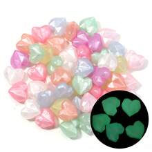 50 Stücke/Packung Acryl Mehrfarbige Facettierte Herz Perlen, Leuchten im Dunkeln Meerjungfrau Farbe 14mm Vertikale Lochperlen Herz für DIY Schmuck, Halskette, Handykette Herstellung
