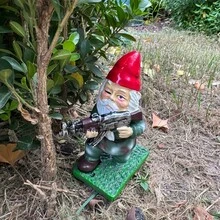 1 Peça, Estátuas de Gnomos de Jardim - Estilo. Estatuetas de Gnomos Segurando Armas, Adicionando uma Cenário Único ao Gramado. Artesanato de Gnomos Bonitos para Decoração Doméstica. Ornamentos de Escultura de Duendes de Chapéu Vermelho para Uso Externo e no Jardim. Itens Divertidos e Maravilhosos para Decoração de Pátio e Jardim, com Destaque para Gnomos em Posições Militares. Também Adequado para Decorar a Sala de Estar e o Hall de Entrada
