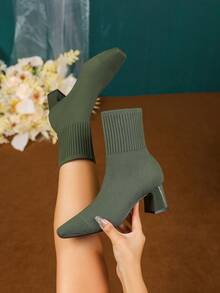A Pair Of Women's Fabric Square-Toe Ankle Boots With A Breathable, Solid Plain Design And A Thick Rubber Sole. Suitable For Commuting, Office Work And Casual Wear In All Seasons. Suitable For Young And Middle-Aged People. Suitable For Pairing With Skirts And Casual Overalls. - 綠色 - 查看 3