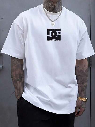 Una camiseta masculina de algodón 180g,The T-shirt has a white  logo on it,adecuada para deportes de ocio diarios, versátil