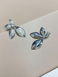 Yellow Gold Floral Earrings With Pearls And Diamonds - Classic Elegance For Special Moments - Perak - View 4