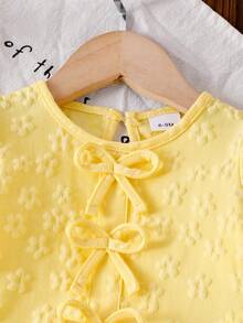 2 件套女婴甜美花卉刺绣荷叶边下摆灯笼袖衬衫和蝴蝶装饰磨边下摆牛仔裤套装 - 黃色 - 查看 3
