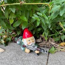 1 Peça, Estátuas de Gnomos de Jardim - Estilo. Estatuetas de Gnomos Segurando Armas, Adicionando uma Cenário Único ao Gramado. Artesanato de Gnomos Bonitos para Decoração Doméstica. Ornamentos de Escultura de Duendes de Chapéu Vermelho para Uso Externo e no Jardim. Itens Divertidos e Maravilhosos para Decoração de Pátio e Jardim, com Destaque para Gnomos em Posições Militares. Também Adequado para Decorar a Sala de Estar e o Hall de Entrada