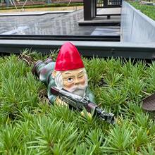 1 Peça, Estátuas de Gnomos de Jardim - Estilo. Estatuetas de Gnomos Segurando Armas, Adicionando uma Cenário Único ao Gramado. Artesanato de Gnomos Bonitos para Decoração Doméstica. Ornamentos de Escultura de Duendes de Chapéu Vermelho para Uso Externo e no Jardim. Itens Divertidos e Maravilhosos para Decoração de Pátio e Jardim, com Destaque para Gnomos em Posições Militares. Também Adequado para Decorar a Sala de Estar e o Hall de Entrada