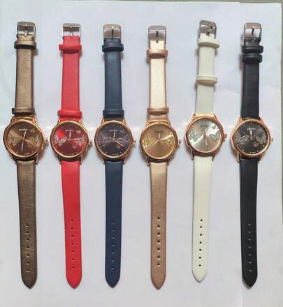 Reloj de Mujer con Mariposas Elegantes | Diseño Fino y Juvenil | Correa Imitación PU Multicolor | Caja Metálica Dorada | Estilo Casual Chic para Diario o Regalo | Reloj Análogo con Detalles Brillantes | Disponible en Colores Rojo, Azul Marino, Blanco, Negro, Dorado y Cobre | Ideal para Regalar en Cumpleaños, San Valentín, Aniversario o Amiga Secreta | Accesorio Femenino de Moda con Estilo Romántico | Reloj Decorativo con Diseño de Mariposas Coloridas y Fondo Brillante | Ligero y Cómodo para Usar Todos los Días | Reloj Estético y Moderno que Combina con Todo Tipo de Outfit | Inspirado en modas de Primavera y Verano | Must-Have para Amantes de los Accesorios con Personalidad y Brillo | Regalo Perfecto para Mujer, Novia, Esposa, Amiga, Mamá o Hermana