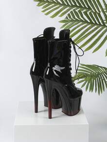 新款时尚亮面圆头交叉系带侧拉链性感优雅17厘米超高跟防水厚底中筒靴，是搭配黑色连衣裙的理想之选，尽显时尚女神风范，适合T台走秀、钢管舞等场合。 - 黑色 - 查看 11
