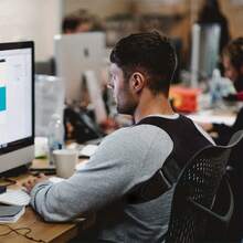 ComfortFit 秋冬姿势矫正器，男女适用 - 可调节、透气的矫形支架 - 无缝上背部、脊柱、颈部和肩部支撑 - 适合日常佩戴，锁骨稳定 - 黑色 - 查看 7