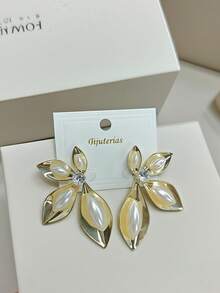 Brincos Assimétricos Florais em Prata ou Ouro Esterlina com Pérolas e Strass - Design Único para Looks Elegantes - Dourado - Visão 5