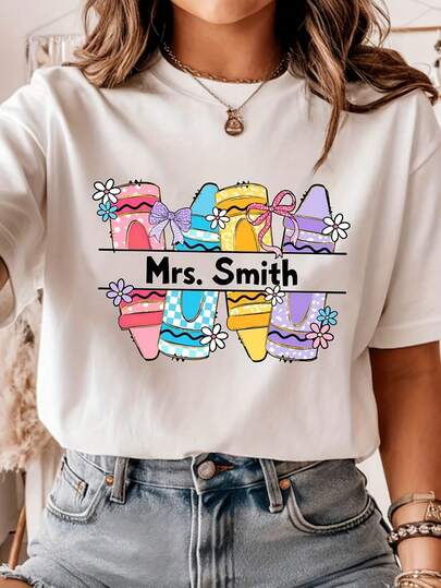 Camiseta de té con crayón personalizado, nombre personalizado, espalda a la camiseta, camiseta de primer día, té, té, camiseta Wo's Sual de cuello redondo. Camiseta Wo's de algodón grueso de 220 g para mujer. Bonita camiseta blanca para mujer. Confeccionada en algodón 100 % puro, grueso y transpirable, esta tela gruesa de 220 g ofrece comodidad y durabilidad. Perfecta para el verano, es ideal para el trabajo, el gimnasio, viajes, salidas informales, deportes al aire libre o para usarla en cualquier temporada. Una prenda básica versátil: ideal para la escuela, la ropa de calle o simplemente para relajarse en casa.