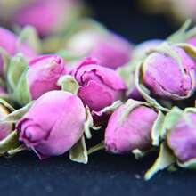 1 paquet (30g) de pétales de rose séchés à la cire, convient pour les matériaux de DIY et d'artisanat, les diffuseurs de parfum, la décoration de savon, les accessoires pour rehausser les parfums, convient pour tous les festivals et événements, la décoration de la maison, du bureau, du café, l'ambiance des fêtes, la décoration de fabrication de bougies