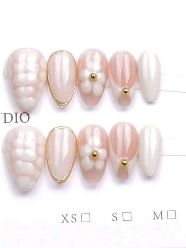 10 Stück Ins Nail Share. Vanille Weiß Gold Rand Blumen Schlangen Muster Scharfe Mädchen Nagelkunst im Frühling, sanfte Nagelkunst, fortgeschrittener Mischeffekt Nagelkunst mit 3D stereoskopischem Goldrand Muster, natürliche nackte Farbgrundlage, süße Nagelkunst mit goldenen Stahlkugelzubehör