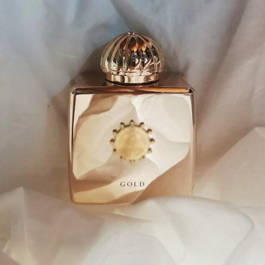 Gold By Amouag-E Is A Floral Aldehyde Fragrance For Women, Long-Lasting And Strong Sillage, Opulent And Intense Scent. - 金子 - 查看 1
