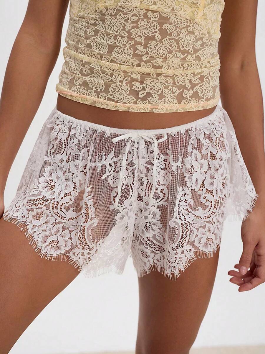 Women Y2k Summer Floral Lace See Through Mini Shorts Hollow Out Lace Sheer Mesh Booty Short Elastic Waist Wide Leg Low Rise Bow Knot Loose Fit Micro Short Loungewear - 白色 - 查看 1