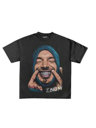 Camiseta gráfica de cara grande para hombres de J Balvin - 230g de algodón pesado, camiseta casual de manga corta con cuello redondo y diseño vibrante en azul y blanco, cómoda y elegante para atuendos casuales, ropa para todas las estaciones| Camiseta gráfica llamativa| Ajuste Cómodo, Ropa J Balvin